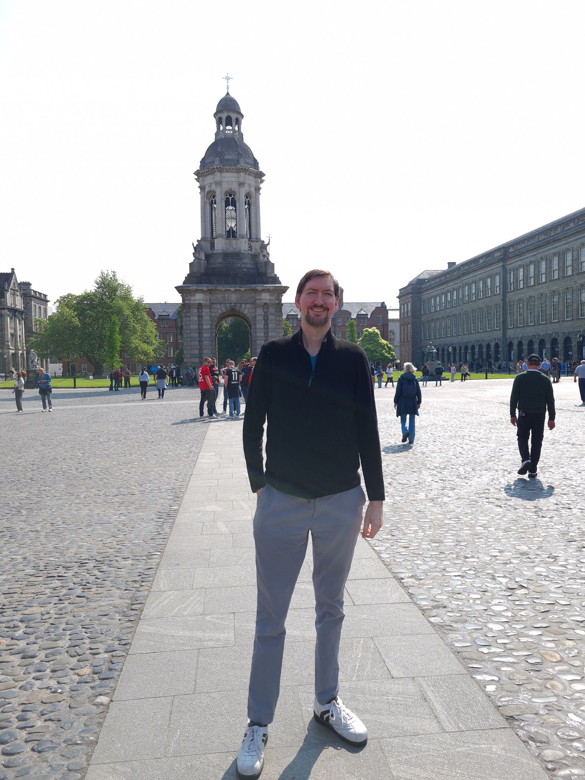 Christian Ziereis vor dem Campanile des Trinity College