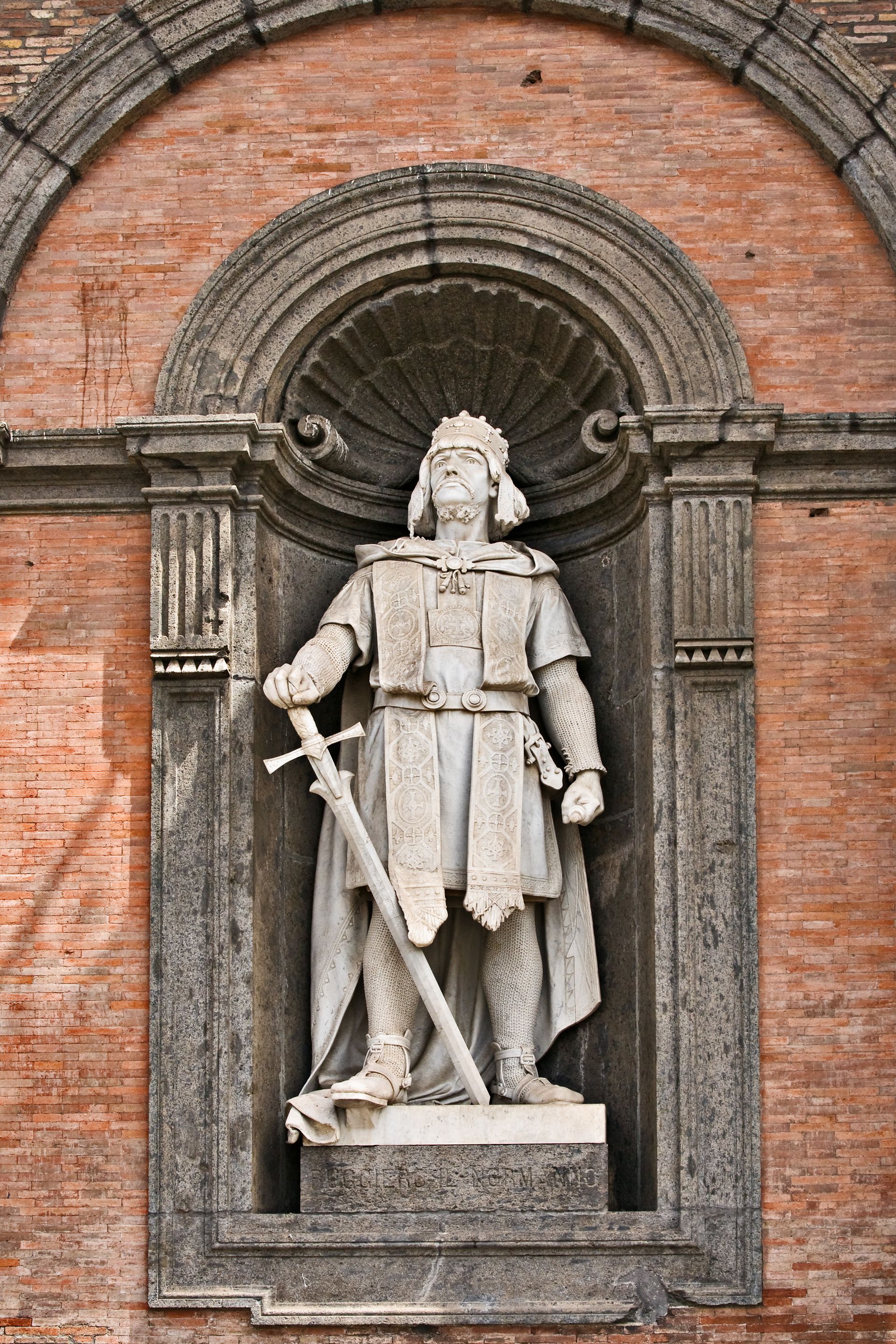 König Roger II. von Sizilien Statue Rogers II. am Palazzo Reale in Neapel, 1888 von Emilio Franceschi geschaffen. (Quelle: iStock/karambol)