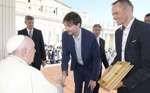 Ziereis Faksimiles übergibt den Gero-Codex an Papst Franziskus in Rom