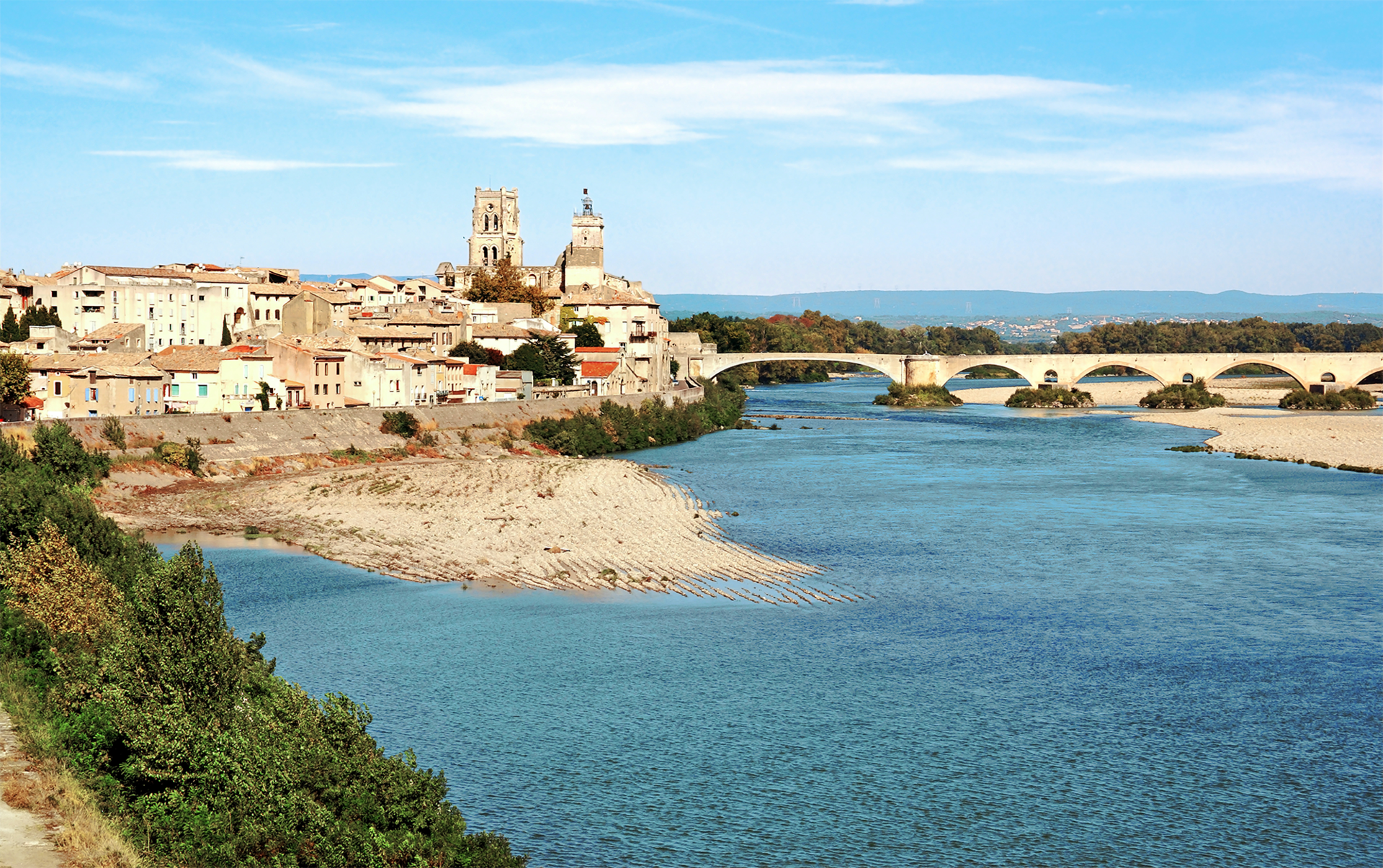 Der südfranzösische Ort Pont-Saint-Esprit mit seiner mittelalterlichen Steinbrücke über die Rhone. (Quelle: iStock.com/Max Labeille) Der südfranzösische Ort Pont-Saint-Esprit mit seiner mittelalterlichen Steinbrücke über die Rhone. (Quelle: iStock.com/Max Labeille)