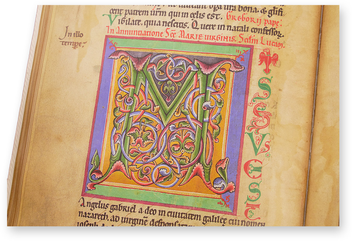 Brandenburger Evangelistar Der grüne Buchstabenkörper dieser M-Initiale ist umschlungen und durchdrungen von Ranken, die aus ihm selbst erwachsen. Grüne, rote und blaue Blätter wölben und kräuseln sich in dem wirren Geflecht und teilweise wird der Buchstabe selbst zu einem ausladenden Blattornament. (Brandenburger Evangelistar, Magdeburg (Deutschland) — Ca. 1210)