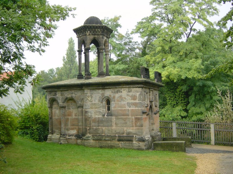 Heiliges Grab in Görlitz Zwischen 1481 und 1504 entstand in Görlitz eine ganze Landschaft von Kapellen, die die spätmittelalterlichen Menschen den Passionsweg Christi in Jerusalem nachvollziehen ließen, darunter auch das Heilige Grab. In der kleinen Architektur wurde die damalige Jerusalemer Ädikula erstaunlich genau nachgebildet. (Quelle: WikimediaCommons/ProfessorX)