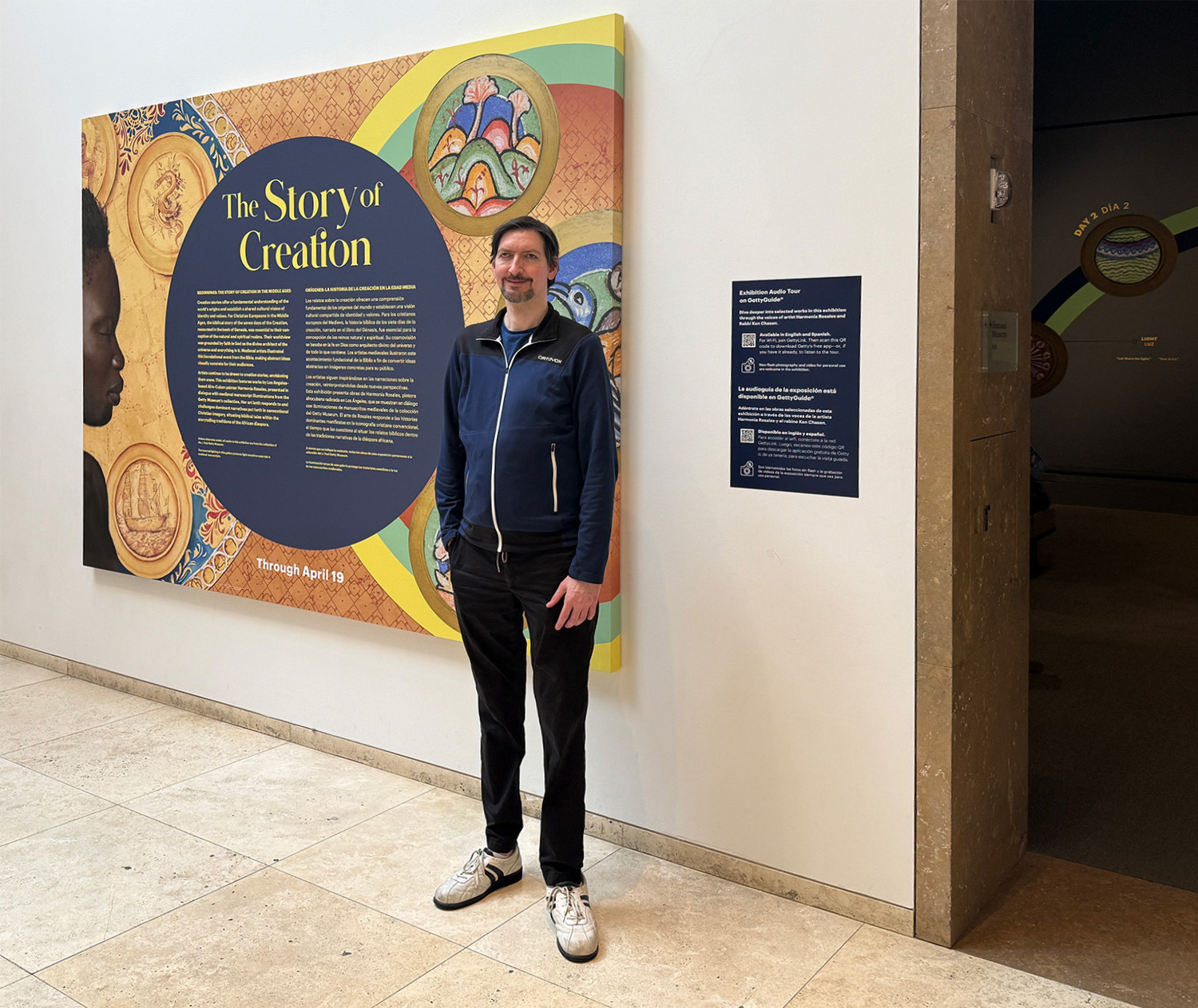 Christian Ziereis vor der Ausstellung "Beginnings: The Story of Creation in the Middle Ages" Christian Ziereis vor der Ausstellung "Beginnings: The Story of Creation in the Middle Ages"