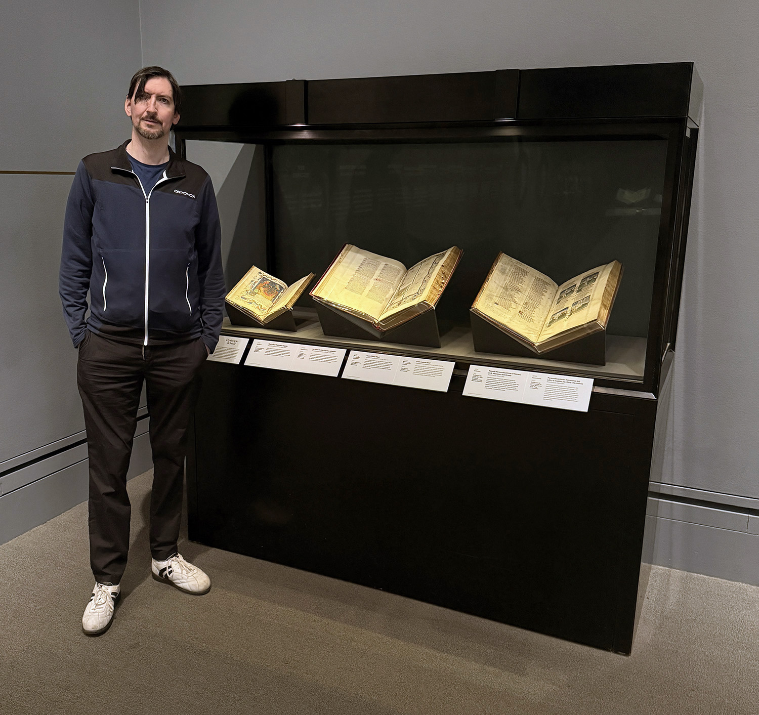 Christian Ziereis in der Ausstellung "Beginnings: The Story of Creation in the Middle Ages"