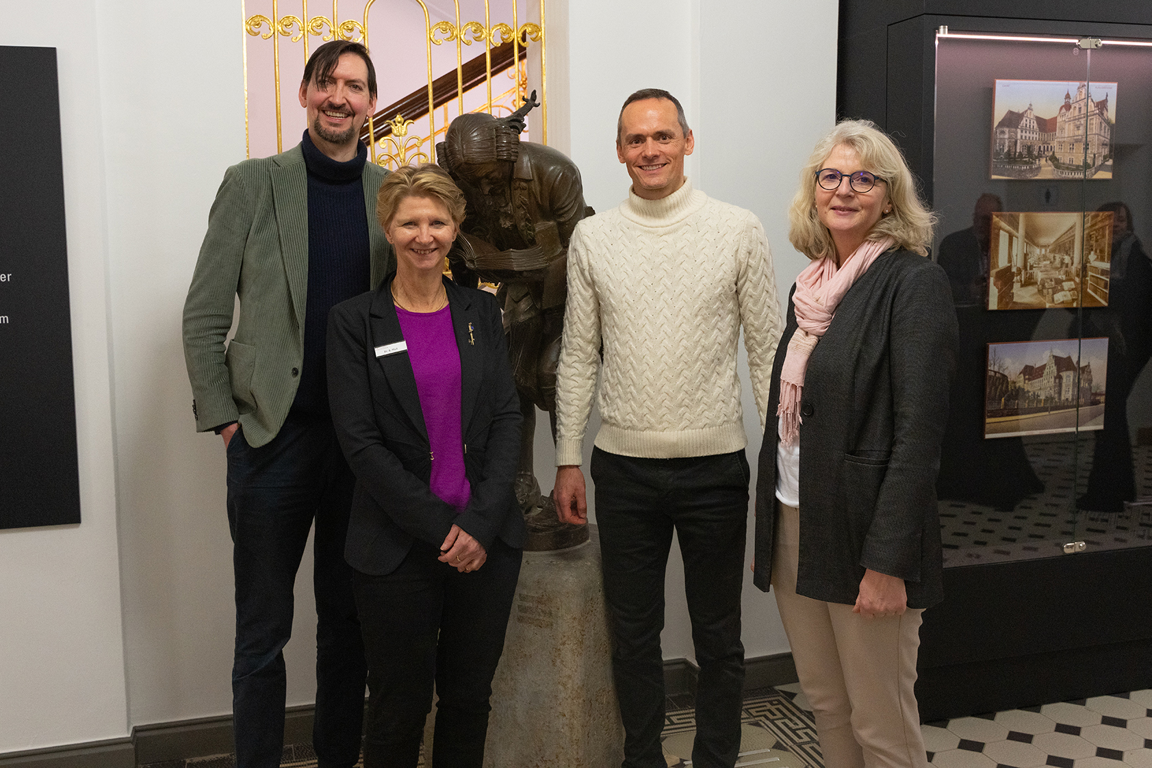 Vortrag zum Thema Faksimiles auf Einladung der Universitätsbibliothek Kassel: Christian Ziereis, Frau Dr. Brigitte Pfeil-Amann (Leiterin der Handschriften- und Sondersammlung), Georg Ziereis und Frau Claudia Martin-Konle (Leitende Bibliotheksdirektorin) Vortrag zum Thema Faksimiles auf Einladung der Universitätsbibliothek Kassel: Christian Ziereis, Frau Dr. Brigitte Pfeil-Amann (Leiterin der Handschriften- und Sondersammlung), Georg Ziereis und Frau Claudia Martin-Konle (Leitende Bibliotheksdirektorin)