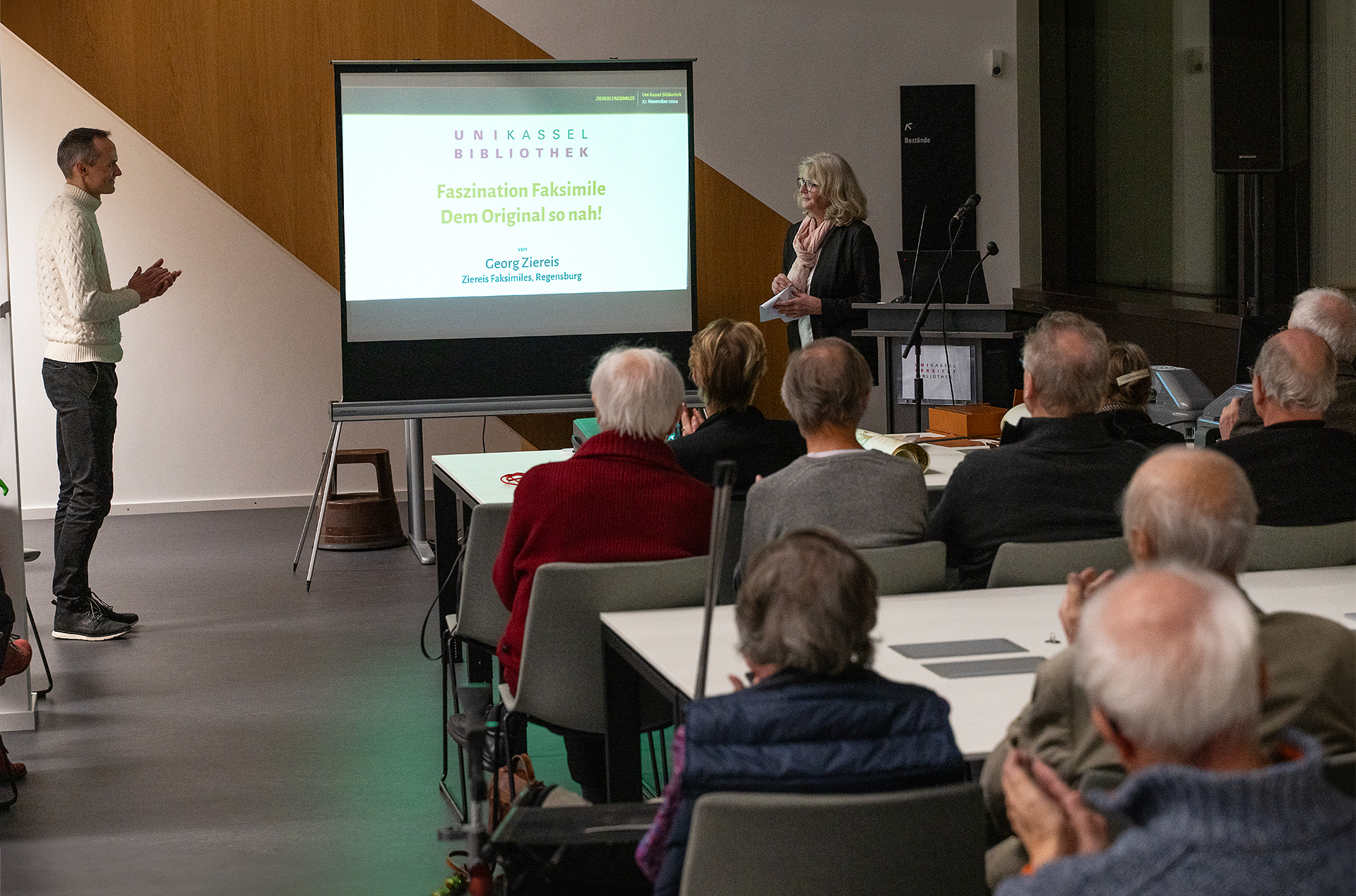 Begrüßung durch die Leitende Bibliotheksdirektorin Frau Claudia Martin-Konle Begrüßung durch die Leitende Bibliotheksdirektorin Frau Claudia Martin-Konle