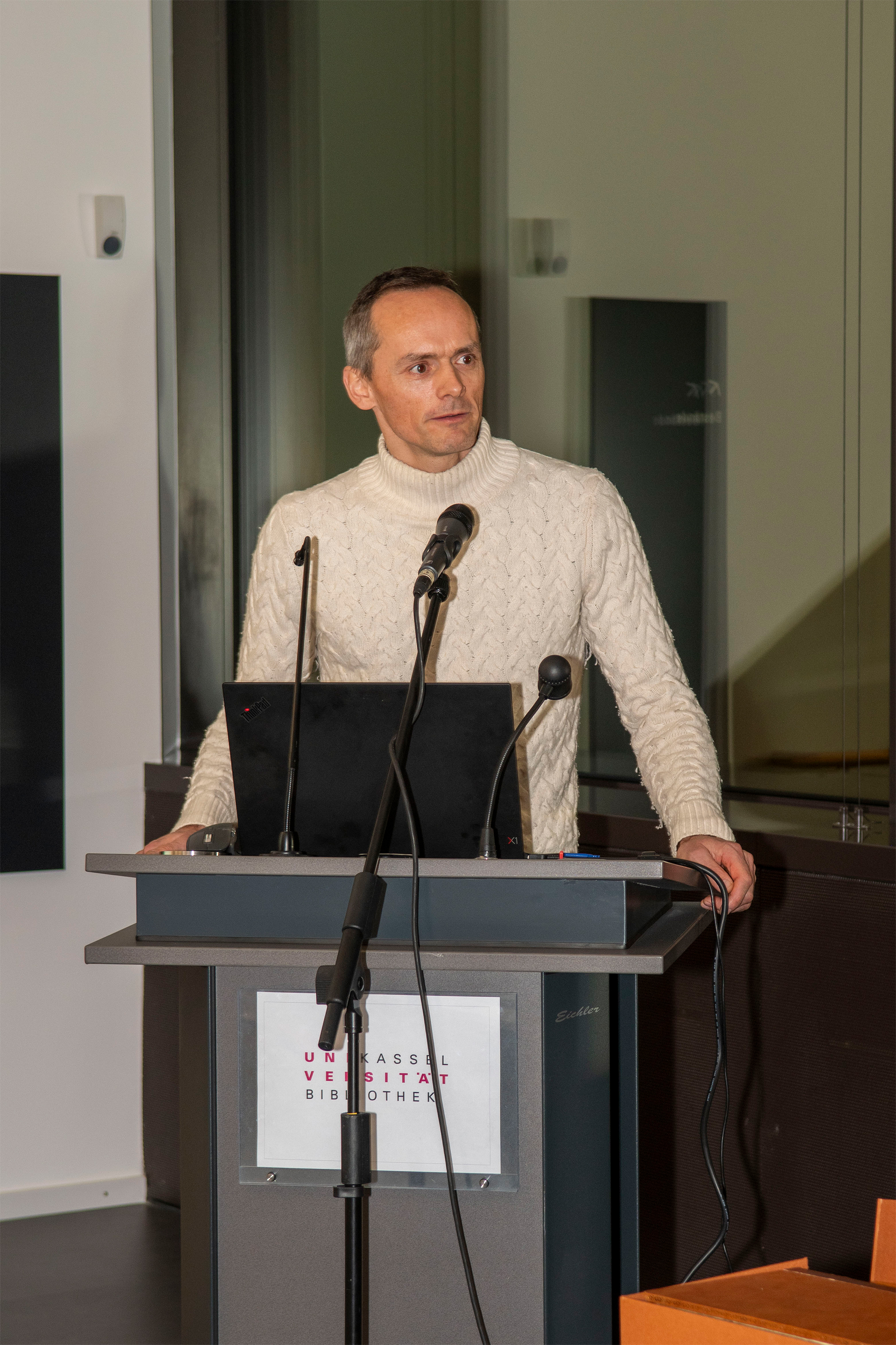 Georg Ziereis referiert zum Thema Faksimiles an der Universitätsbibliothek Kassel Georg Ziereis referiert zum Thema Faksimiles an der Universitätsbibliothek Kassel